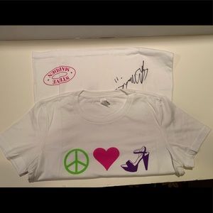WOMEN’S AUTOGRAPHED STEVE MADDEN FASHION T-SHIRT.